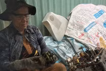 Buôn ti vi cũ ở Sài Gòn: Tuổi xế chiều vất vả dưới cơn mưa