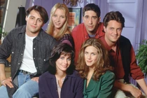 Váy ngắn, áo bó sát từ 31 năm trước của sao trở thành mốt