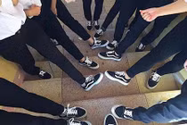 Trào lưu "giày đồng phục" gây sốt