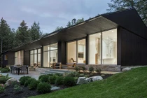 Dinh thự nguy nga bên hồ của đại gia phố núi