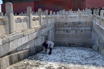 Du khách TQ cho con tè bậy trong Tử Cấm Thành gây phẫn nộ 