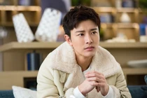 Hớn hở đi chọn quà 8/3 cho vợ, chồng trẻ bàng hoàng thấy điều lạ