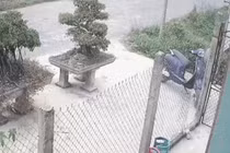 Video: Ô tô tông người đàn ông văng xa 5 mét