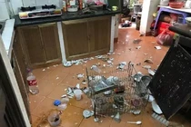 Vợ sắp cơm thiếu đũa, chồng giận dữ hất tung tóe cả mâm