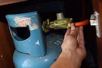 Không lo bình gas cháy nổ chỉ với mẹo vặt 3 phút này