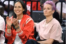 Chuyện tình của cặp VĐV Olympic đồng tính nữ nổi tiếng thế giới