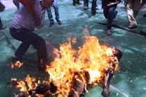 Sau phiên tòa xử ly hôn, chồng tưới xăng đốt vợ