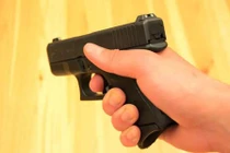 Học sinh 12 tuổi bị bắt vì chĩa súng vào giáo viên rồi bóp cò