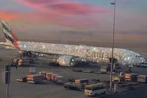 Máy bay phủ kín kim cương khiến dân tình xôn xao