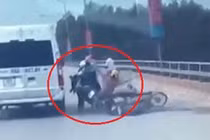 Video: Thanh niên rẽ ngang khiến 2 người đi xe máy ngã văng vào bánh ô tô
