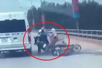 Video: Thanh niên rẽ ngang khiến 2 người đi xe máy ngã văng vào bánh ô tô