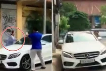 Video: Cụ bà đập nát xe Mercedes đỗ trước cửa nhà sau lời thách thức