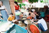 Ảnh cô dâu Nghệ An rửa bát sau đám cưới gây ý kiến trái chiều