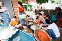 Ảnh cô dâu Nghệ An rửa bát sau đám cưới gây ý kiến trái chiều