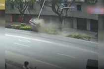 Video: Ô tô lộn trên dải phân cách, san phẳng cột đèn vì tài xế say