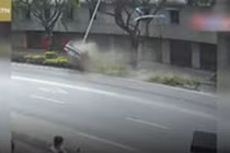 Video: Ô tô lộn trên dải phân cách, san phẳng cột đèn vì tài xế say