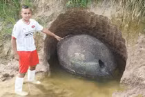 Bước vào cái hang bí ẩn, người đàn ông vội vàng gọi cho cảnh sát