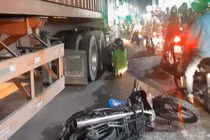 Video: Xe máy va chạm với xe đầu kéo, 2 em bé thương vong ở TP.HCM