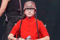 Mai Siêu Phong Dương Lệ Bình ngồi xe lăn, có người đẩy lên máy bay