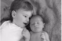 Gia đình có hai con không thể ngồi, nói, đứng do bệnh hiếm