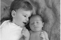 Gia đình có hai con không thể ngồi, nói, đứng do bệnh hiếm