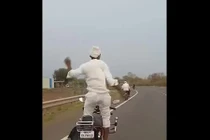 Video: Màn thể hiện của “dị nhân” trên xe máy đang chạy tốc độ cao