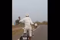 Video: Màn thể hiện của “dị nhân” trên xe máy đang chạy tốc độ cao