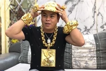 Đại gia Phúc XO gây sốt khi “tậu” mũ vàng nặng 2kg