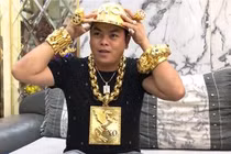 Đại gia Phúc XO gây sốt khi “tậu” mũ vàng nặng 2kg