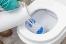 Bồn cầu cáu bẩn cứ áp dụng cách này, chỉ vài phút là trắng sạch