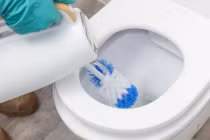 Bồn cầu cáu bẩn cứ áp dụng cách này, chỉ vài phút là trắng sạch