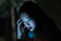 Sốc ngất khi tình địch gọi điện đến nhà nghỉ "nhận lại chồng"