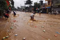 Video: Lũ cuốn kho hàng siêu thị ở Sơn La, người dân lao ra vớt