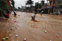 Video: Lũ cuốn kho hàng siêu thị ở Sơn La, người dân lao ra vớt