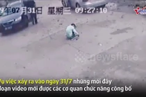 Video: Tài xế lái xe đâm, kéo lê bé trai 9 tuổi mà không hề hay biết