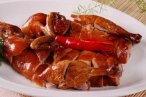 Video: Vịt quay Bắc Kinh trứ danh được chế biến công phu thế nào?