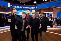 Video: Nhóm nhạc huyền thoại Backstreet Boys giúp fan cầu hôn