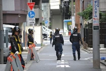 Cảnh sát Nhật “vẽ việc” điều tra cả vụ mất quần đùi