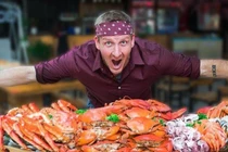 Video: Thử thách ăn 30 kg hải sản 'ngập' cua hoàng đế, tôm hùm