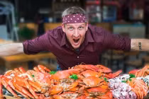 Video: Thử thách ăn 30 kg hải sản 'ngập' cua hoàng đế, tôm hùm