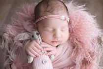 Sinh con đúng 5 tháng này, con dễ làm sếp, bố mẹ trúng số