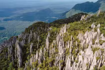 Các cọc đá sắc nhọn "mọc" giữa núi rừng tạo nên khung cảnh ngoạn mục