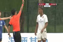 Video: nữ cầu thủ tạo ra màn "hỗn chiến" như phim hành động