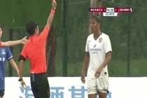 Video: nữ cầu thủ tạo ra màn "hỗn chiến" như phim hành động