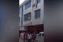 Video: nhà một mình, bé gái 4 tuổi rơi khỏi cửa sổ tầng 3