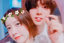 Nữ diễn viên Goo Hye Sun khoe nhẫn cưới do chồng trẻ thiết kế