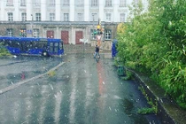 Video: Tuyết rơi trắng xóa giữa mùa hè ở thành phố Nga