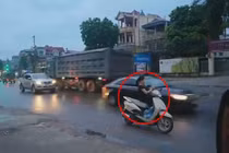 Người phụ nữ thản nhiên dựng xe giữa đường rồi làm điều khó ngờ