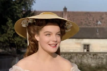 Nữ hoàng xinh đẹp nhất thế giới và chuyện làm đẹp ly kỳ