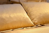 Ngủ trên ga gối dệt vàng, đắt hơn căn hộ chung cư